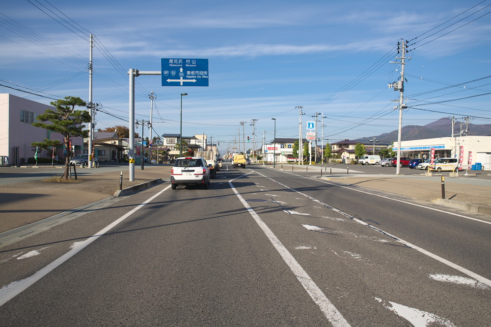 さくらんぼ東根駅を通過します。右手に「ローソン」さんがございます。こちらの交差点を直進してください。