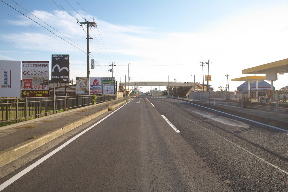 国道13号線の蟹沢交差点を左折します。