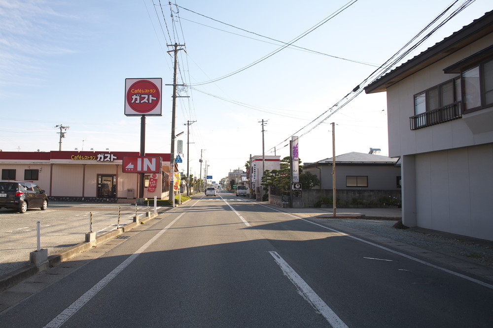 しばらくまっすぐ直進します。途中ガストさんが見えますので通過します。