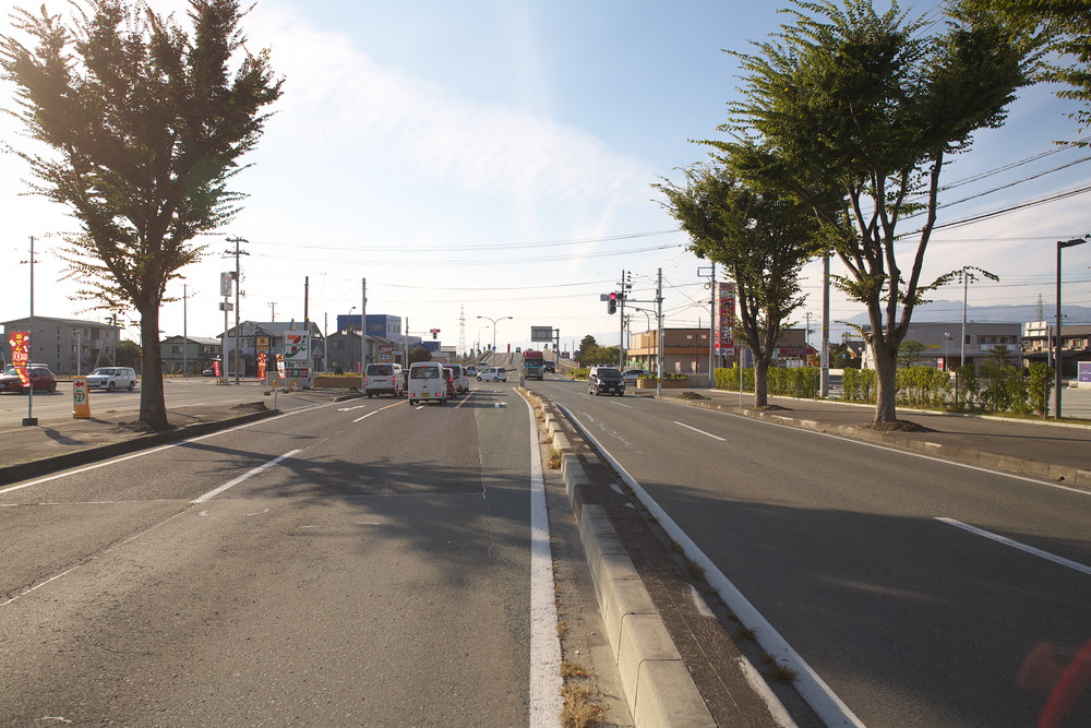 陸橋手前の交差点を右折し、県道120号線に入ります。左手に「セブンイレブン」さん、右手に「かっぱ寿司」さんがございます。